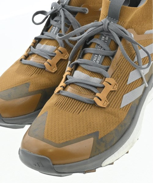 and wander รองเท้าผ้าใบ