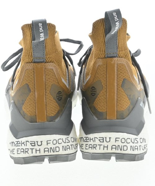 and wander รองเท้าผ้าใบ