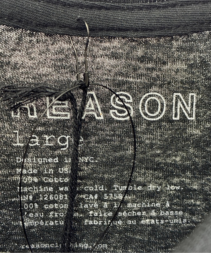 REASON เสื้อยืด/เสื้อท็อปส์