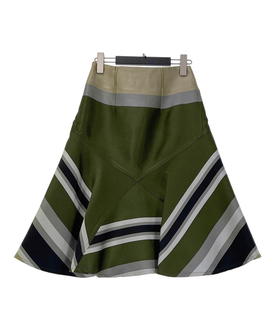 Ostwald Helgason กระโปรงยาวถึงเข่า