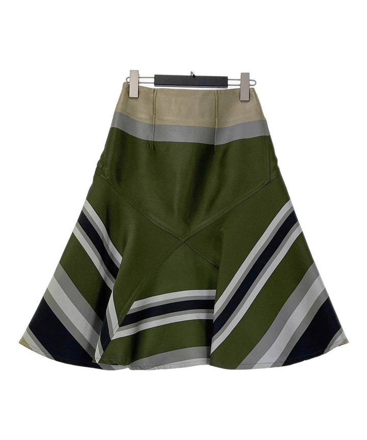 Ostwald Helgason กระโปรงยาวถึงเข่า