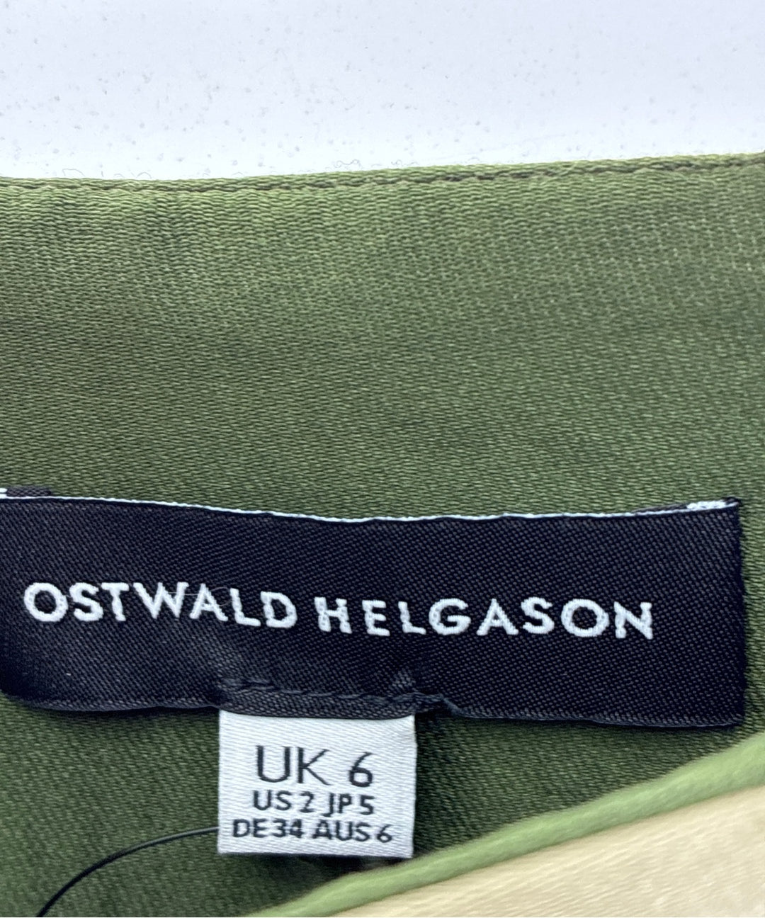 Ostwald Helgason กระโปรงยาวถึงเข่า