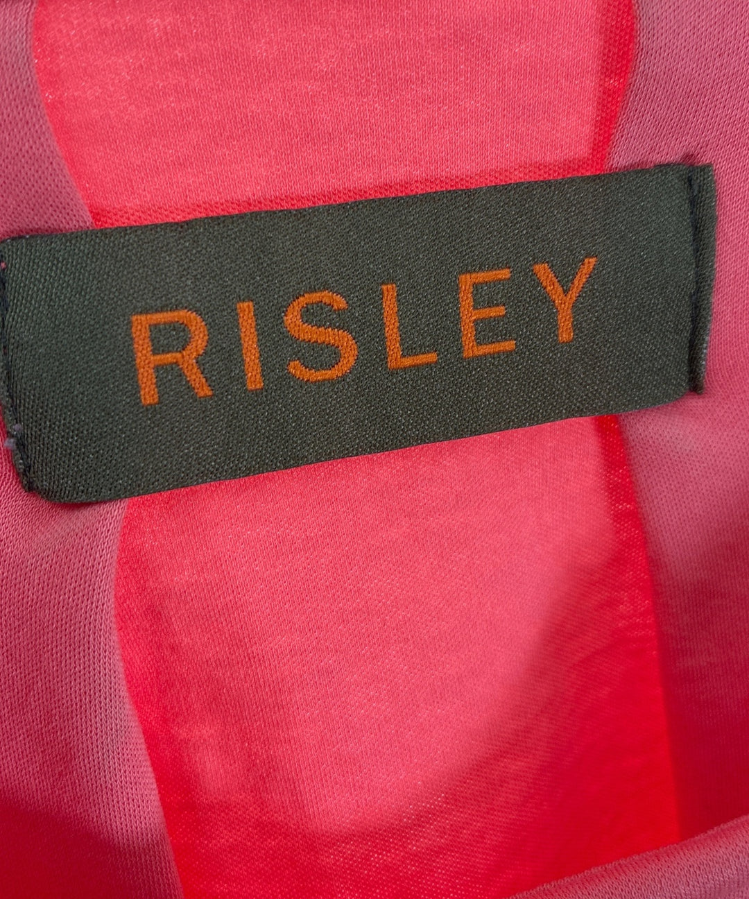 Risley เสื้อยืด/เสื้อท็อปส์