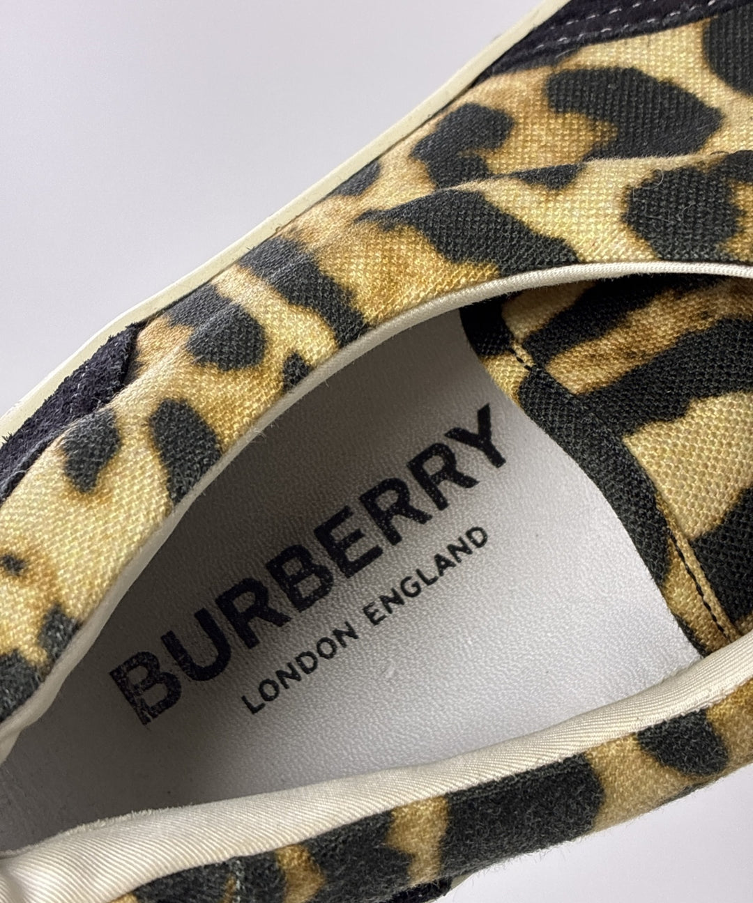 BURBERRY รองเท้าผ้าใบ