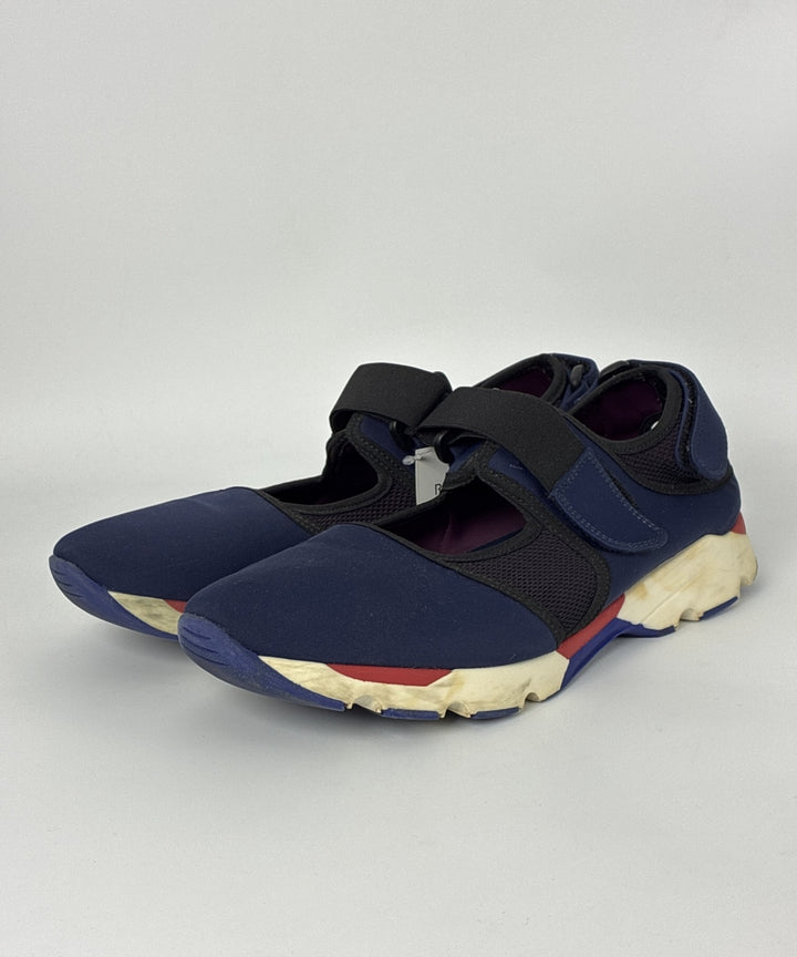MARNI รองเท้าผ้าใบ