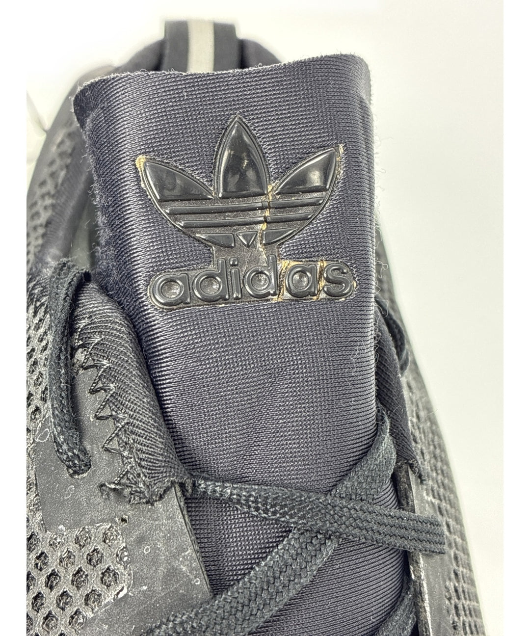 adidas รองเท้าผ้าใบ