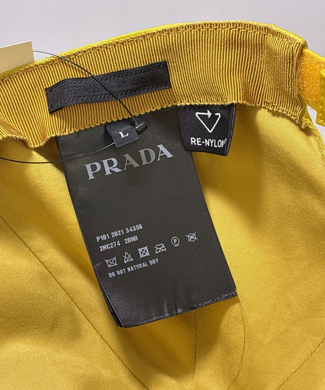 PRADA หมวกแก๊ป