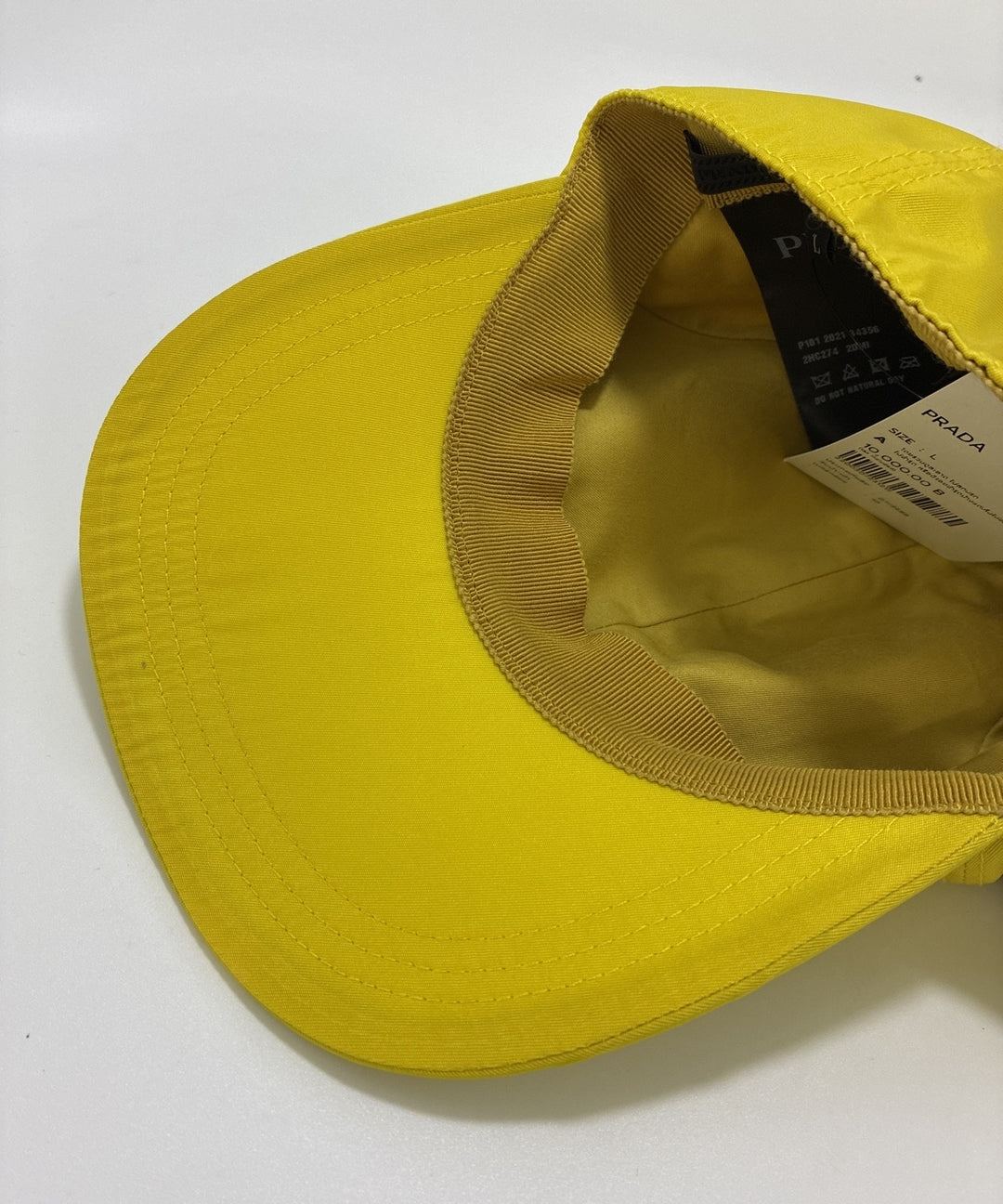 PRADA หมวกแก๊ป