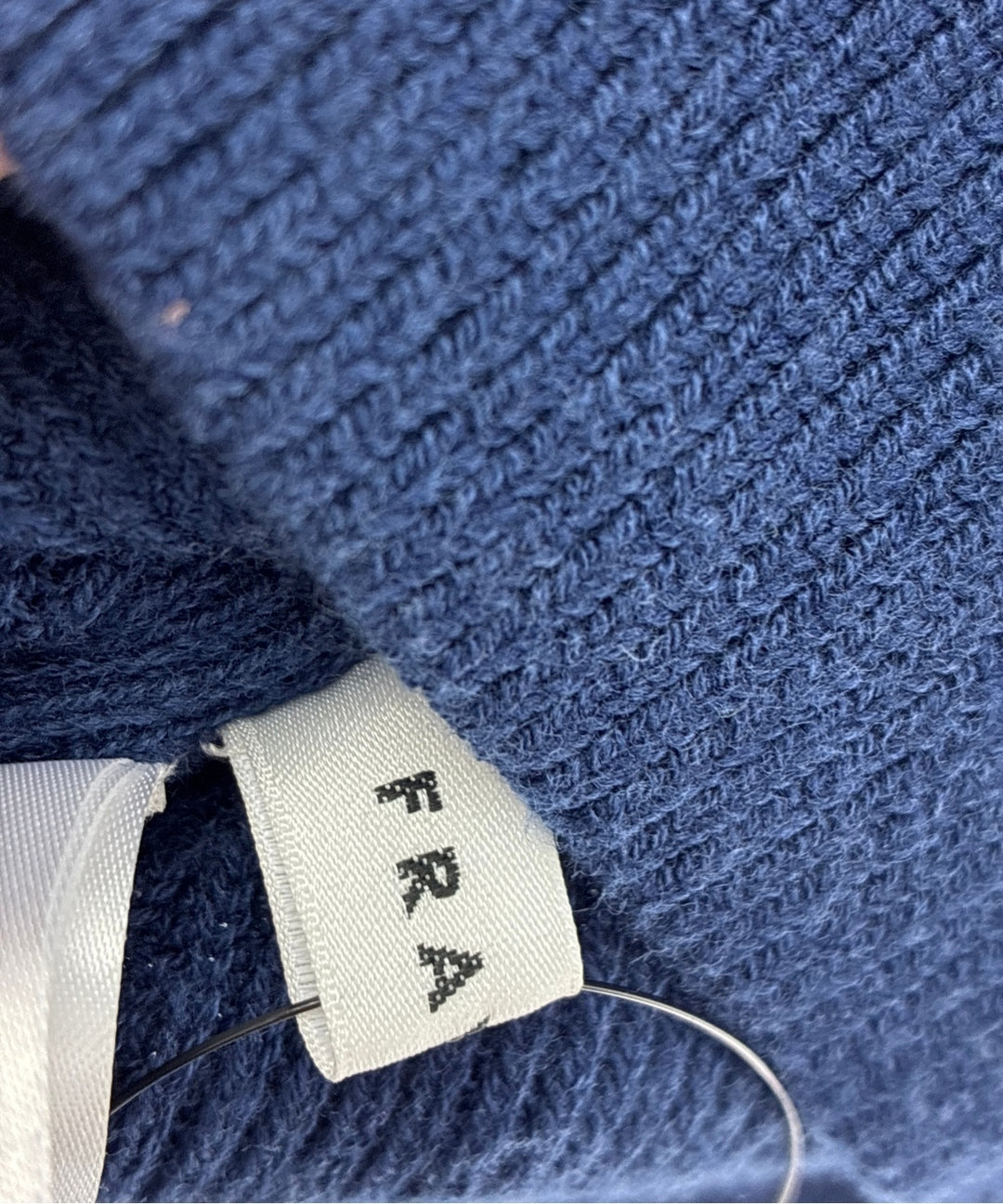 FRAY I.D เสื้อกันหนาว