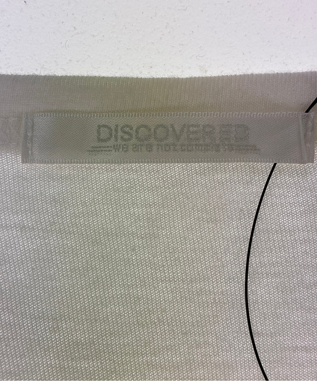 DISCOVERED เสื้อยืด/เสื้อท็อปส์