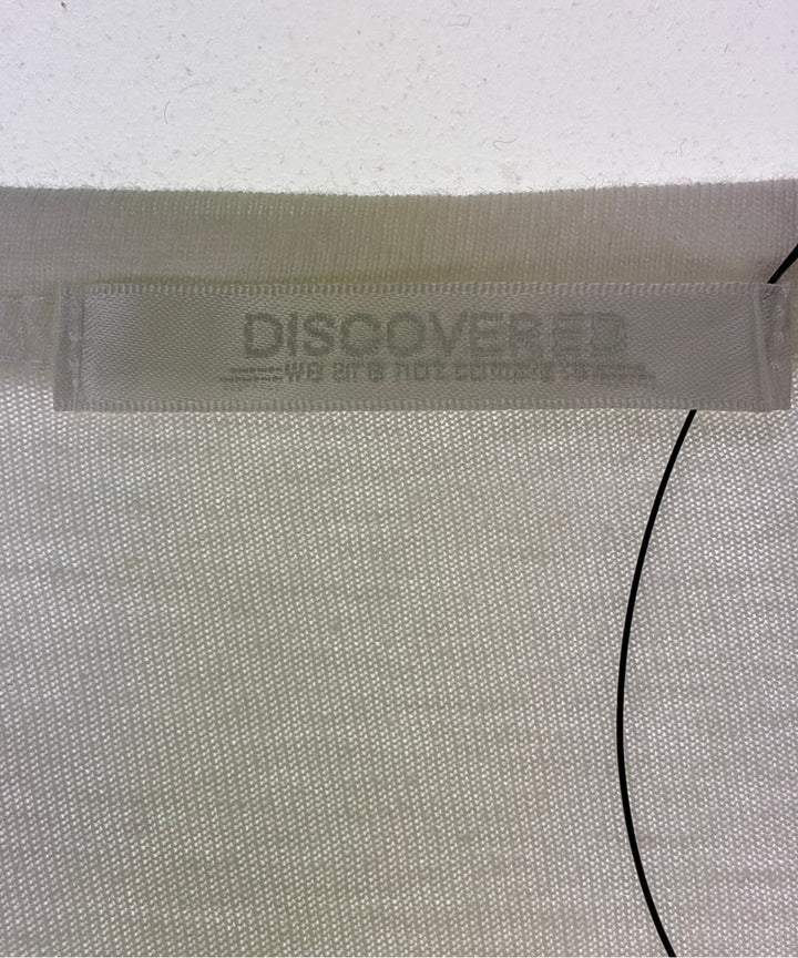 DISCOVERED เสื้อยืด/เสื้อท็อปส์