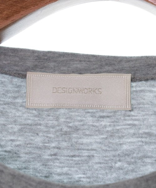 DESIGNWORKS เสื้อยืด/เสื้อท็อปส์