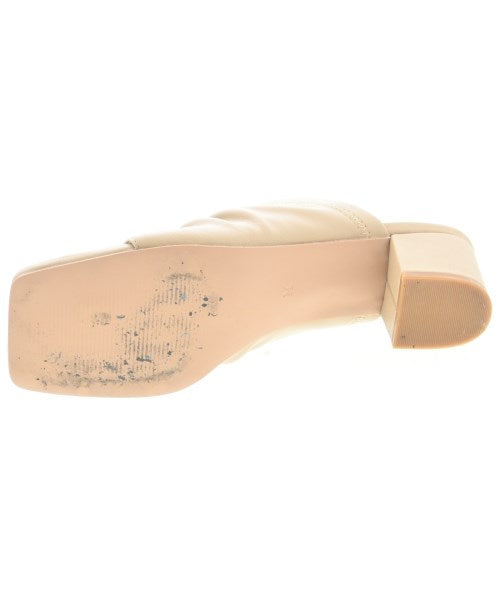 CAST: รองเท้าแตะ