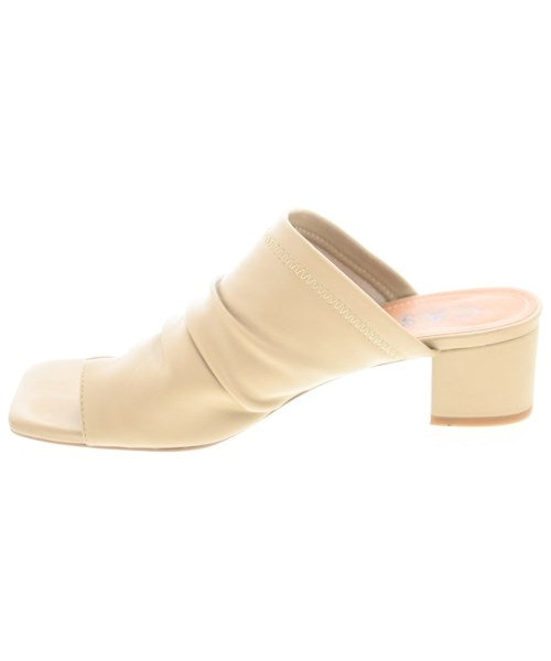 CAST: รองเท้าแตะ