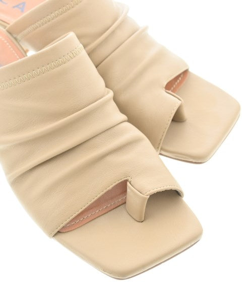 CAST: รองเท้าแตะ