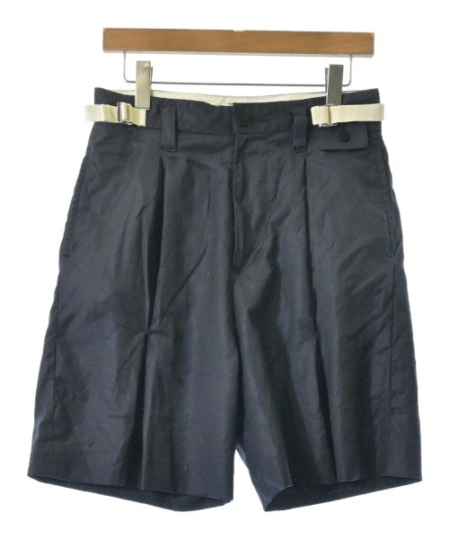 by H. กางเกงขาสั้น