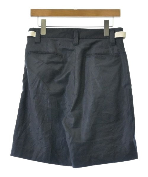 by H. กางเกงขาสั้น