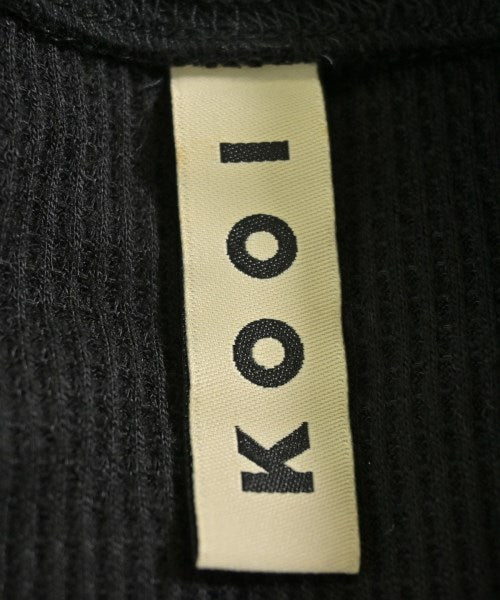 KOOI เสื้อยืด/เสื้อท็อปส์