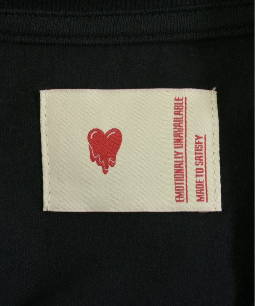 EMOTIONALLY UNAVAILABLE เสื้อยืด/เสื้อท็อปส์