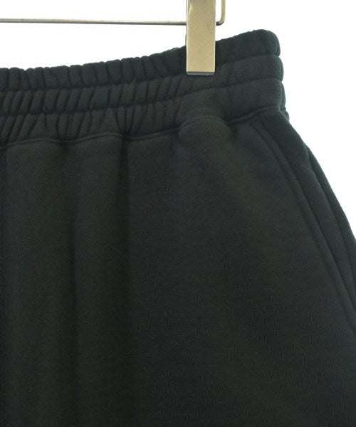 EMOTIONALLY UNAVAILABLE กางเกงขาสั้น