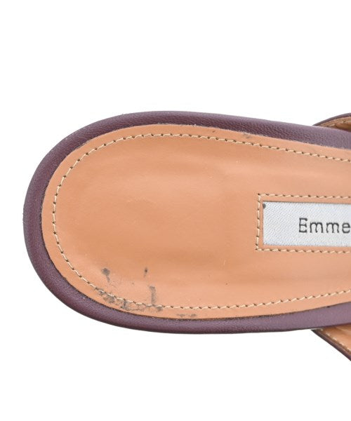 Emme Parsons รองเท้าแตะ