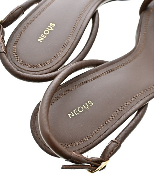 Neous รองเท้าแตะ