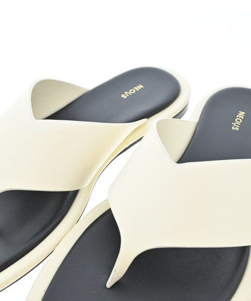 Neous รองเท้าแตะ