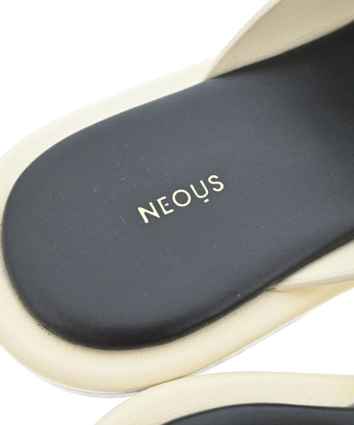 Neous รองเท้าแตะ