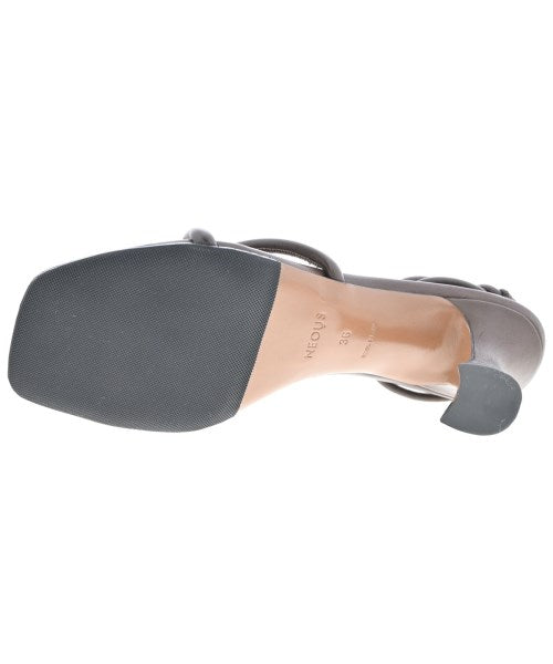 Neous รองเท้าแตะ