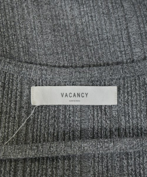 VACANCY AUNTIE ROSA เสื้อยืด/เสื้อท็อปส์