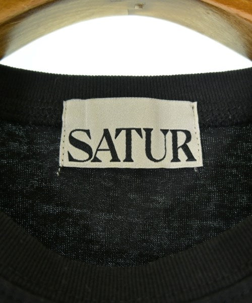 SATUR เสื้อยืด/เสื้อท็อปส์
