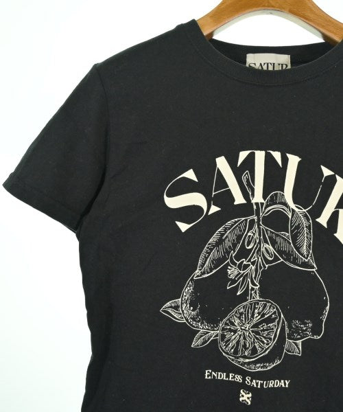 SATUR เสื้อยืด/เสื้อท็อปส์