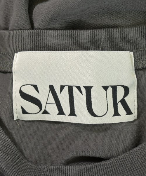 SATUR เสื้อยืด/เสื้อท็อปส์