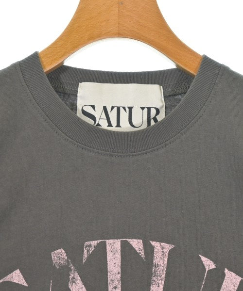 SATUR เสื้อยืด/เสื้อท็อปส์