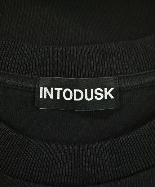 INTODUSK เสื้อยืด/เสื้อท็อปส์