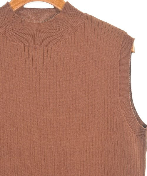 LB.03 Section เสื้อแขนกุด